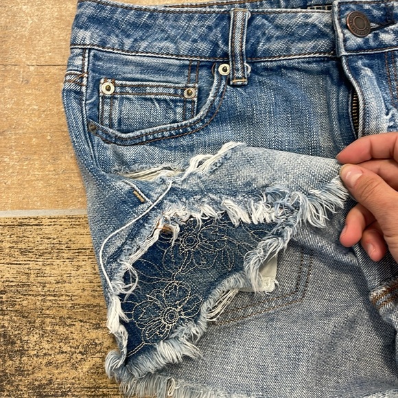 American Eagle Tomgirl Shortie Distressed Floral Embroidered Jean Shorts 4 (big) - Picture 2 of 11